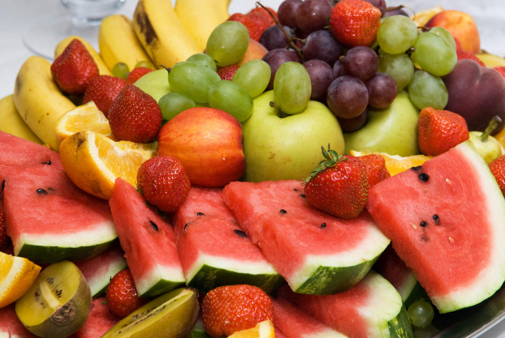 Как найти свежие фрукты. Тарелки фрукты. Разные фрукты. Аппетитные фрукты. Красивые овощи и фрукты.